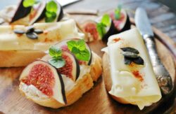 fig, cheese, bread-3640553.jpg