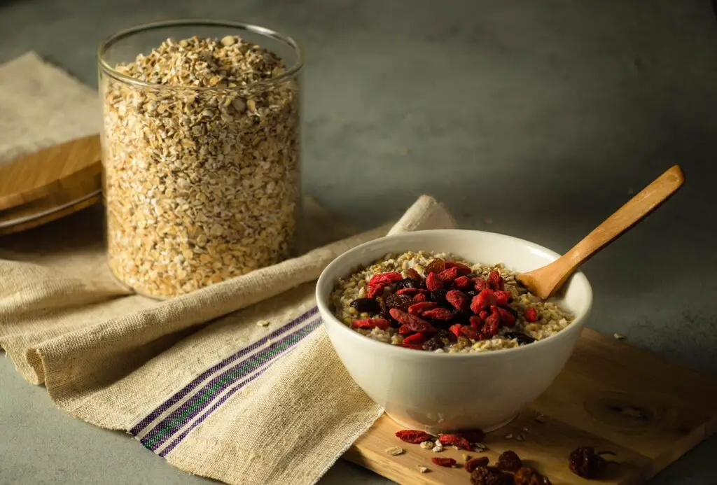 why-do-bodybuilders-eat-oatmeal-the-benefits-of-this-healthy-snack